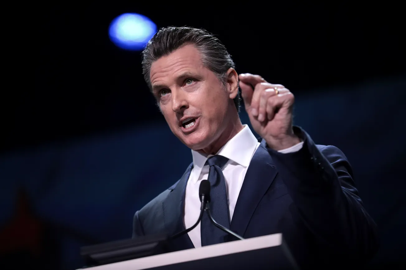 Governatore della California lancia un sito web per combattere la disinformazione sugli incendi a LA